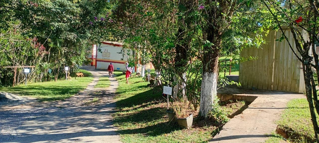 Acesso arborizado da EMAÚS Mairinque